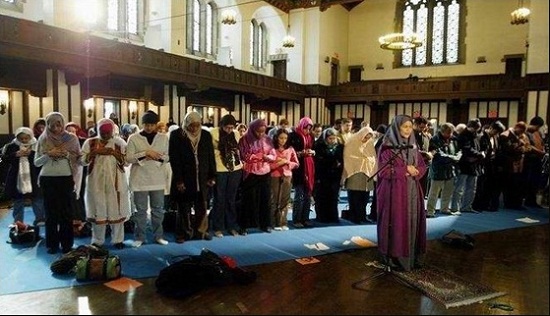 نماز جماعت مختلط به امامت یک زن+عکس