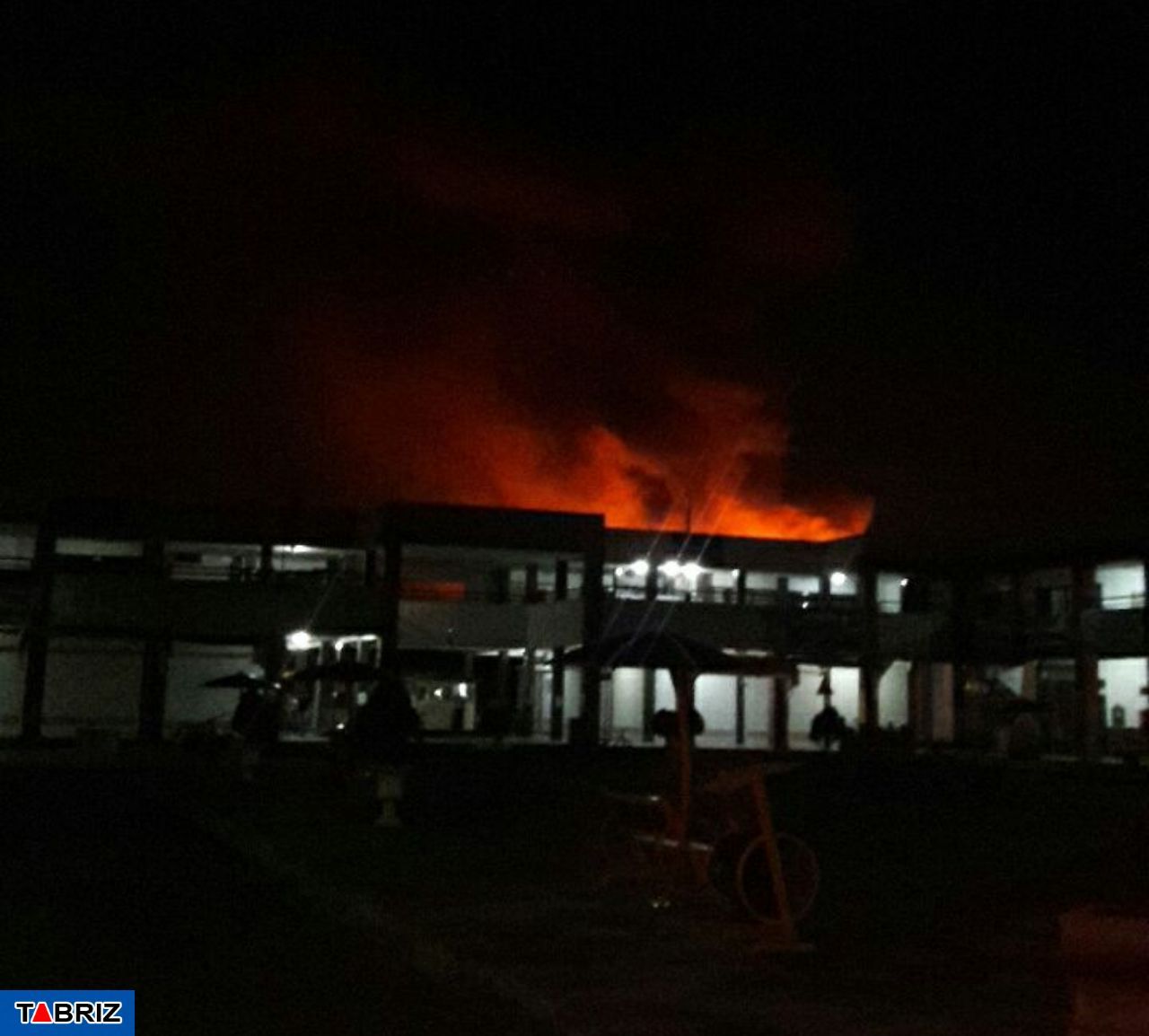 آتش سوزی در بازار تبریز/ آتش نشانان مشغول عملیات اطفاء حریق هستند